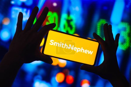 Foto de 16 de noviembre de 2022, Brasil. En esta ilustración fotográfica, el logotipo de Smith y Sobrino se muestra en la pantalla de un teléfono inteligente - Imagen libre de derechos