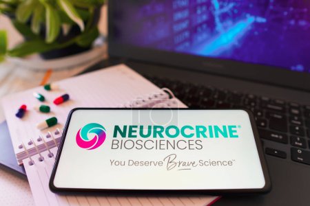 Foto de 18 de noviembre de 2022, Brasil. En esta ilustración fotográfica, el logotipo de Neurocrine Biosciences se muestra en la pantalla de un teléfono inteligente - Imagen libre de derechos