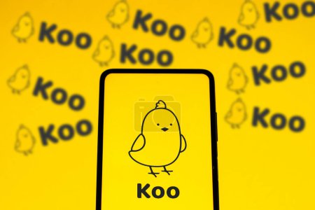 Foto de 18 de noviembre de 2022, Brasil. En esta ilustración fotográfica, el logotipo de la aplicación Koo se muestra en un teléfono inteligente - Imagen libre de derechos