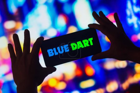 Téléchargez les photos : 23 novembre 2022, Brésil. Dans cette illustration photo, le logo Blue Dart Express est affiché sur un écran de smartphone. - en image libre de droit