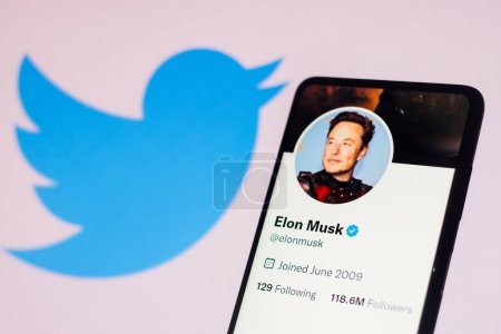 Foto de 24 de noviembre de 2022, Brasil. En esta ilustración fotográfica, la cuenta de Twitter de Elon Musk se muestra en una pantalla de teléfono inteligente y el logotipo de Twitter se muestra en una pantalla en el fondo - Imagen libre de derechos