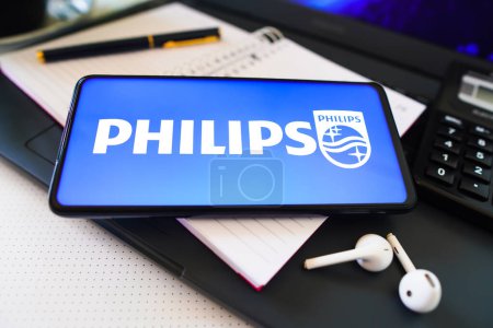 Foto de 26 de noviembre de 2022, Brasil. En esta ilustración fotográfica, el logotipo de Koninklijke Philips se muestra en la pantalla de un teléfono inteligente - Imagen libre de derechos