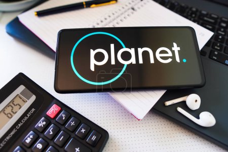 Foto de 26 de noviembre de 2022, Brasil. En esta ilustración fotográfica, el logotipo de Planet Labs PBC se muestra en la pantalla de un teléfono inteligente - Imagen libre de derechos