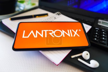 Foto de 26 de noviembre de 2022, Brasil. En esta ilustración fotográfica, el logotipo de Lantronix se muestra en la pantalla de un teléfono inteligente - Imagen libre de derechos