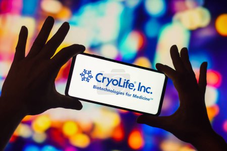 Foto de 28 de noviembre de 2022, Brasil. En esta ilustración fotográfica, el logotipo de CryoLife, Inc. se muestra en la pantalla de un teléfono inteligente - Imagen libre de derechos