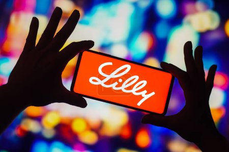 Foto de 28 de noviembre de 2022, Brasil. En esta ilustración fotográfica, el logotipo de Eli Lilly and Company se muestra en la pantalla de un teléfono inteligente - Imagen libre de derechos