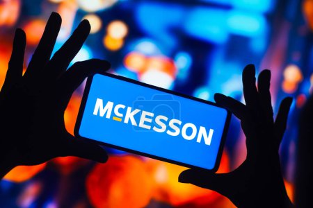 Téléchargez les photos : 29 novembre 2022, Brésil. Dans cette illustration photo, le logo de McKesson Corporation est affiché sur un écran de smartphone. - en image libre de droit