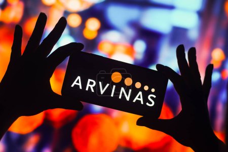 Foto de 29 de noviembre de 2022, Brasil. En esta ilustración fotográfica, el logotipo de Arvinas se muestra en la pantalla de un teléfono inteligente - Imagen libre de derechos