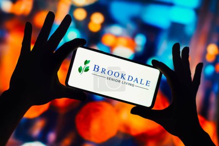 Foto de 29 de noviembre de 2022, Brasil. En esta ilustración fotográfica, el logotipo de Brookdale Senior Living Solutions se muestra en la pantalla de un teléfono inteligente - Imagen libre de derechos