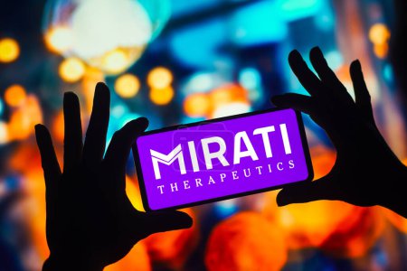 Foto de 29 de noviembre de 2022, Brasil. En esta ilustración fotográfica, el logotipo de Mirati Therapeutics se muestra en la pantalla de un teléfono inteligente - Imagen libre de derechos