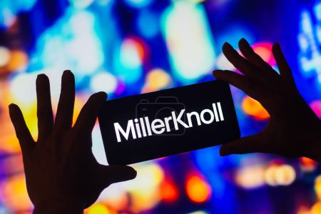 Foto de 7 de diciembre de 2022, Brasil. En esta ilustración fotográfica, el logotipo de MillerKnoll, Inc. se muestra en la pantalla de un teléfono inteligente - Imagen libre de derechos