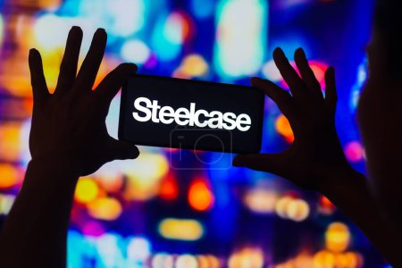 Foto de 7 de diciembre de 2022, Brasil. En esta ilustración fotográfica, el logotipo de Steelcase se muestra en la pantalla de un teléfono inteligente - Imagen libre de derechos