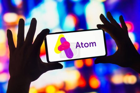 Foto de 10 de diciembre de 2022, Brasil. En esta ilustración fotográfica, el logotipo de Atom Bank se muestra en la pantalla de un teléfono inteligente - Imagen libre de derechos