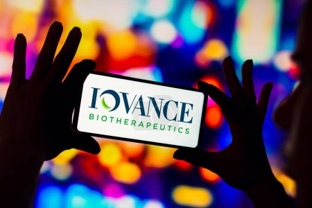 Foto de 12 de diciembre de 2022, Brasil. En esta ilustración fotográfica, el logotipo de Iovance Biotherapeutics se muestra en la pantalla móvil de un smartphone - Imagen libre de derechos