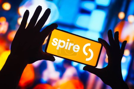 Foto de 13 de diciembre de 2022, Brasil. En esta ilustración fotográfica, el logotipo de Spire Inc. se muestra en la pantalla de un teléfono inteligente móvil - Imagen libre de derechos
