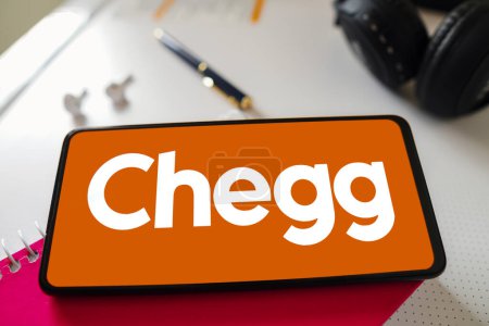 Foto de 19 de diciembre de 2022, Brasil. En esta ilustración fotográfica, el logotipo de Chegg se muestra en la pantalla de un teléfono inteligente móvil - Imagen libre de derechos