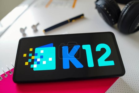 Foto de 19 de diciembre de 2022, Brasil. En esta ilustración fotográfica, el logotipo de K12 Inc. se muestra en la pantalla de un teléfono inteligente móvil - Imagen libre de derechos