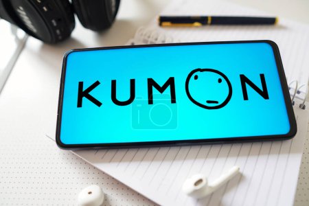 Foto de 19 de diciembre de 2022, Brasil. En esta ilustración fotográfica, el logotipo de Kumon se muestra en la pantalla de un teléfono inteligente móvil - Imagen libre de derechos