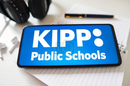 Foto de 19 de diciembre de 2022, Brasil. En esta ilustración fotográfica, el logotipo del Programa de Conocimiento Es Poder (KIPP Public Schools) se muestra en la pantalla de un teléfono inteligente. - Imagen libre de derechos