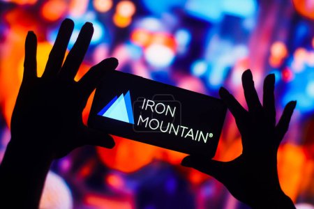 Foto de 20 de diciembre de 2022, Brasil. En esta ilustración fotográfica, el logotipo de Iron Mountain Incorporated se muestra en la pantalla de un teléfono inteligente - Imagen libre de derechos