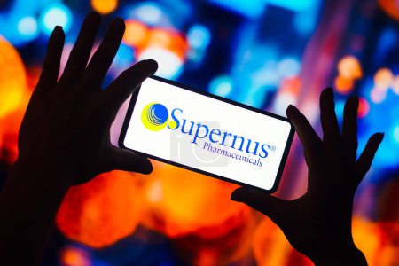 Foto de 22 de diciembre de 2022, Brasil. En esta ilustración fotográfica, el logotipo de Supernus Pharmaceuticals se muestra en la pantalla de un teléfono inteligente móvil - Imagen libre de derechos