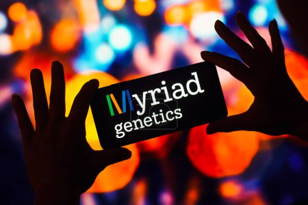 Foto de 22 de diciembre de 2022, Brasil. En esta ilustración fotográfica, el logotipo de Myriad Genetics se muestra en la pantalla de un teléfono inteligente móvil - Imagen libre de derechos