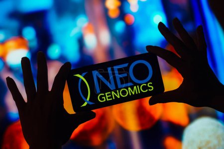 Foto de 22 de diciembre de 2022, Brasil. En esta ilustración fotográfica, el logotipo de NeoGenomics Laboratories se muestra en la pantalla móvil de un smartphone - Imagen libre de derechos