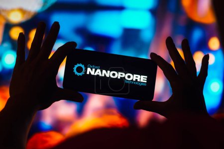 Foto de 22 de diciembre de 2022, Brasil. En esta ilustración fotográfica, el logotipo de Oxford Nanopore Technologies Limited se muestra en la pantalla de un teléfono inteligente - Imagen libre de derechos