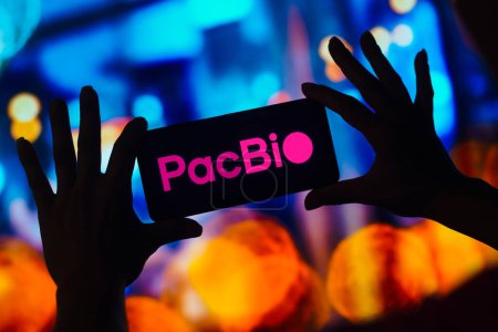 Foto de 22 de diciembre de 2022, Brasil. En esta ilustración fotográfica, el logotipo de Pacific Biosciences (PacBio) se muestra en la pantalla móvil de un smartphone - Imagen libre de derechos