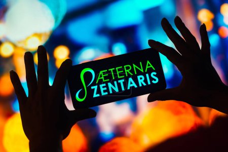 Foto de 22 de diciembre de 2022, Brasil. En esta ilustración fotográfica, el logotipo de Aeterna Zentaris se muestra en la pantalla de un teléfono inteligente móvil - Imagen libre de derechos