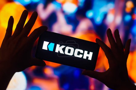 Téléchargez les photos : 24 décembre 2022, Brésil. Dans cette illustration photo, le logo Koch Industries, Inc. est affiché sur un écran mobile de smartphone. - en image libre de droit