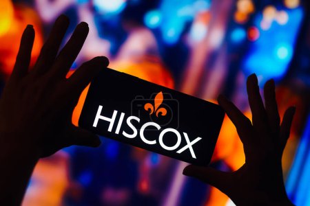 Foto de 24 de diciembre de 2022, Brasil. En esta ilustración fotográfica, el logotipo de Hiscox se muestra en la pantalla de un teléfono inteligente. - Imagen libre de derechos