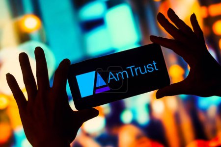 Foto de 24 de diciembre de 2022, Brasil. En esta ilustración fotográfica, el logotipo de AmTrust Financial Services se muestra en la pantalla de un teléfono inteligente. - Imagen libre de derechos