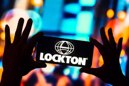 Foto de 24 de diciembre de 2022, Brasil. En esta ilustración fotográfica, el logotipo de Lockton Companies Inc. se muestra en la pantalla de un teléfono inteligente. - Imagen libre de derechos