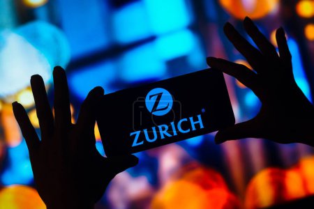 Téléchargez les photos : 24 décembre 2022, Brésil. Sur cette illustration photo, le logo du Zurich Insurance Group est affiché sur un écran de téléphone intelligent.. - en image libre de droit