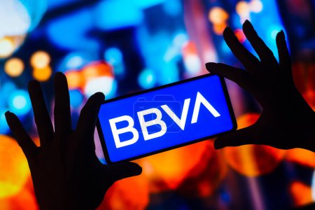Téléchargez les photos : 24 décembre 2022, Brésil. Dans cette illustration photo, le logo Banco Bilbao Vizcaya Argentaria (BBVA) est affiché sur un écran mobile de smartphone. - en image libre de droit