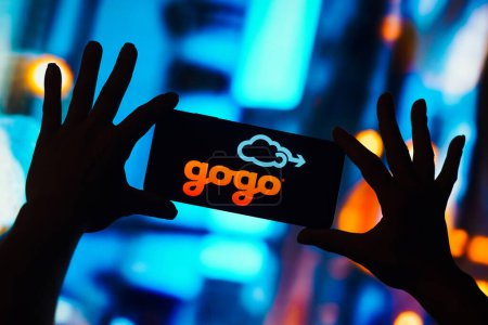 Foto de 26 de diciembre de 2022, Brasil. En esta ilustración fotográfica, el logotipo de Gogo Inflight Internet Company se muestra en la pantalla de un teléfono inteligente - Imagen libre de derechos