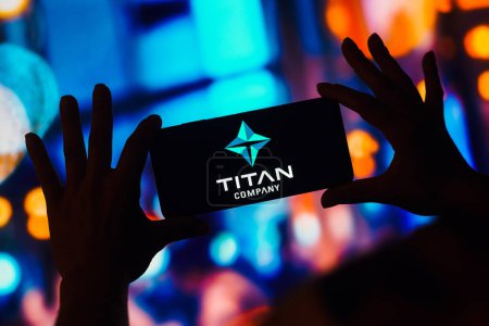 Foto de 26 de diciembre de 2022, Brasil. En esta ilustración fotográfica, el logotipo de Titan Company Limited se muestra en la pantalla de un teléfono inteligente - Imagen libre de derechos