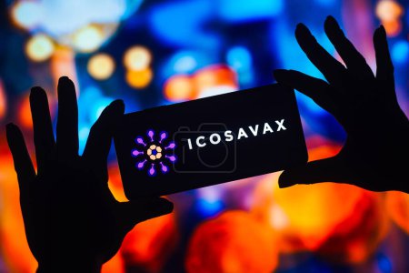 Foto de 2 de enero de 2023, Brasil. En esta ilustración fotográfica, el logotipo de Icosavax se muestra en un teléfono inteligente móvil - Imagen libre de derechos