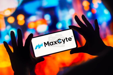 Foto de 2 de enero de 2023, Brasil. En esta ilustración fotográfica, el logotipo de MaxCyte se muestra en un teléfono inteligente móvil - Imagen libre de derechos