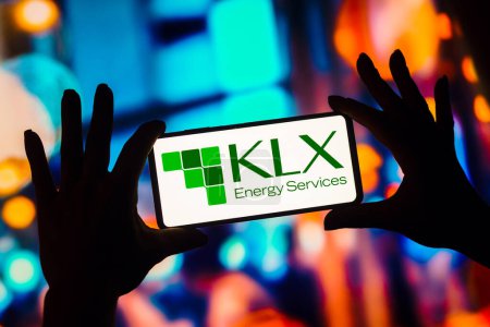 Téléchargez les photos : January 4, 2023, Brazil. In this photo illustration, the KLX Energy Services logo is displayed on a smartphone screen - en image libre de droit