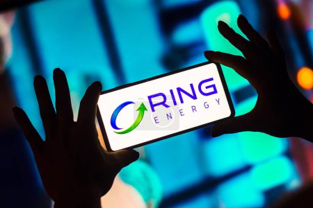 Foto de January 4, 2023, Brazil. In this photo illustration, the Ring Energy, Inc. logo is displayed on a smartphone screen - Imagen libre de derechos