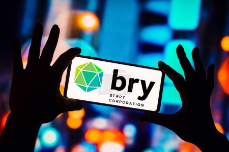 Téléchargez les photos : January 4, 2023, Brazil. In this photo illustration, the Berry Corporation (BRY) logo is displayed on a smartphone screen - en image libre de droit