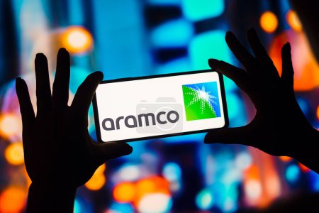 Téléchargez les photos : January 4, 2023, Brazil. In this photo illustration, the Aramco logo is displayed on a smartphone screen - en image libre de droit