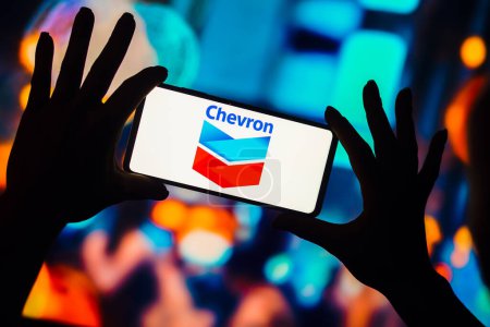 Foto de January 4, 2023, Brazil. In this photo illustration, the Chevron logo is displayed on a smartphone screen - Imagen libre de derechos