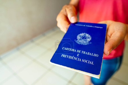 Foto de January 6, 2023, Brazil. In this photo illustration, a safe woman Work and Social Security Card (Carteira de Trabalho) seen displayed. It is the document that guarantees access to the rights of the Brazilian worker - Imagen libre de derechos