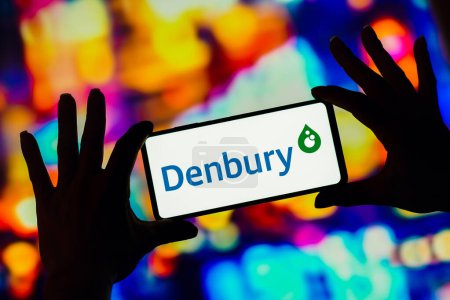 Foto de January 7, 2023, Brazil. In this photo illustration, the Denbury Inc. logo is displayed on a smartphone screen - Imagen libre de derechos