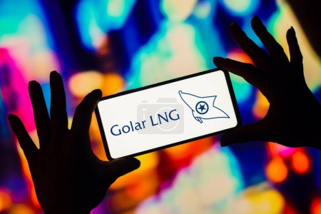 Téléchargez les photos : January 7, 2023, Brazil. In this photo illustration, the Golar LNG logo is displayed on a smartphone screen - en image libre de droit