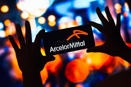 Téléchargez les photos : January 8, 2023, Brazil. In this photo illustration, the ArcelorMittal S.A. logo is displayed on a smartphone screen - en image libre de droit