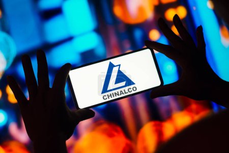 Téléchargez les photos : January 8, 2023, Brazil. In this photo illustration, the Aluminum Corporation of China Limited (Chinalco) logo is displayed on a smartphone screen - en image libre de droit